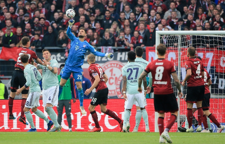 詹姆斯对东 詹姆斯对东